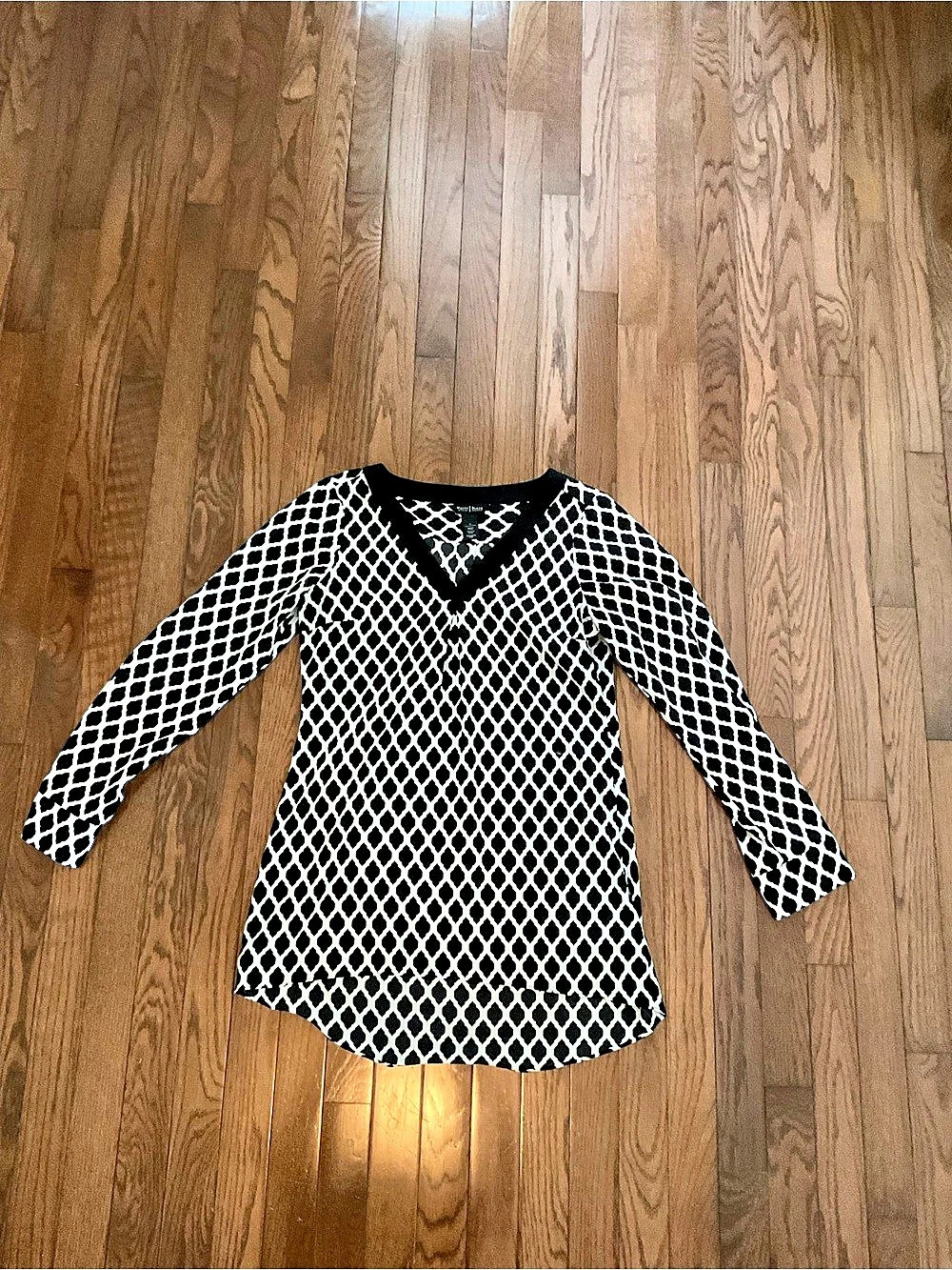 White House Black Market Geometric Blouse in Black & White Size 0 Like New